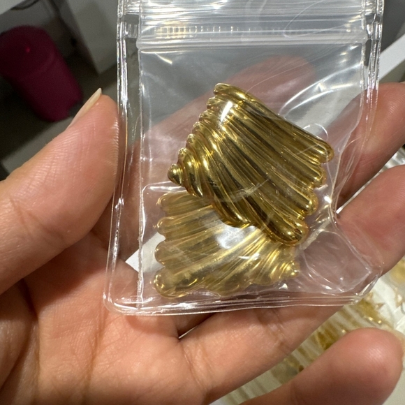 Nwt Waterproof Hypoallergenic Chunky Earings - Picture 3 of 6